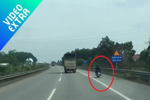 Xe máy 'đua' tốc độ với ôtô trên cao tốc