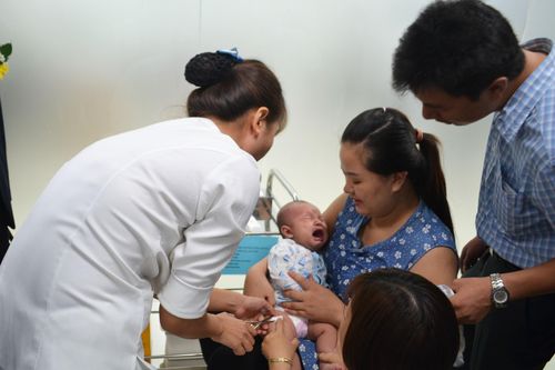 Vaccine ComBE Five thay thế Quinvaxem trong tiêm chủng mở rộng: Liệu có an toàn?