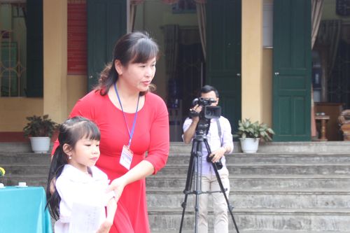 Xúc động với hình ảnh học trò viết chữ bằng tay và chân