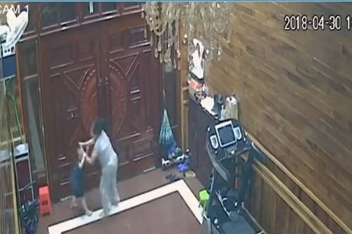 Quảng Ninh: Mẹ trẻ bắt tận tay người giúp việc bạo hành con mình