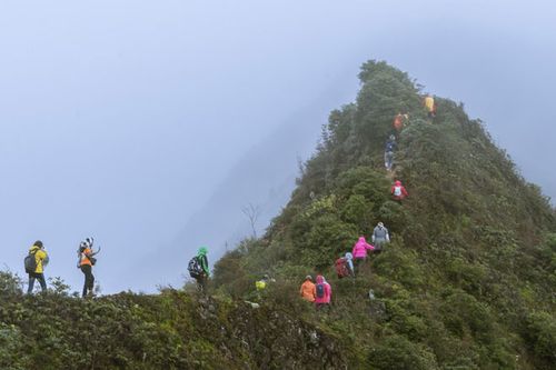 Cưỡi 'sống lưng khủng long' Tà Xùa và ngắm thác hung hiểm bậc nhất Tây Bắc