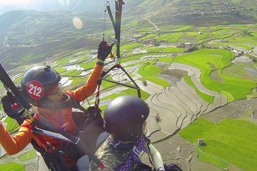 Du khách thích thú ngắm mùa nước đổ Mù Cang Chải trên dù lượn