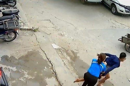 Clip: Bị thiếu nữ truy đuổi, nam thanh niên trộm xe cuống cuồng bỏ chạy