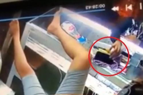 Đeo tai nghe nằm ngủ, nam thanh niên bị trộm 'cuỗm' mất điện thoại