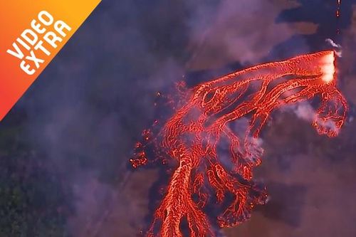 Ngắm nhìn núi lửa ở Hawaii phun trào từ trên không