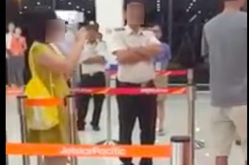 Hãng hàng không lên tiếng khi bị nữ hành khách chửi bới