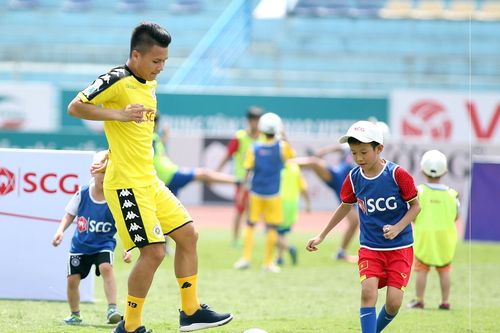Quang Hải, Duy Mạnh so tài cùng lúc với hơn 150 em nhỏ