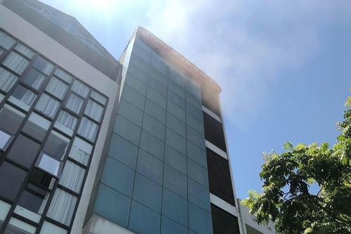 Tầng 5 công ty bảo hiểm bốc cháy giữa trưa