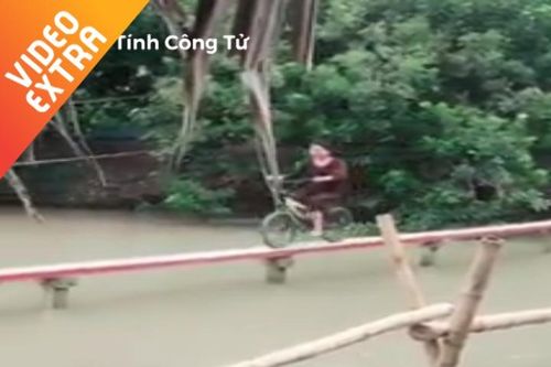 Cô gái tự tin đạp xe chinh phục cầu gỗ bé xíu