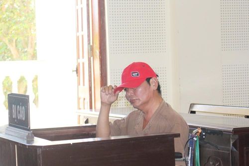 Ngồi xe lăn đến tòa vẫn không thoát án phạt tù vì dâm ô
