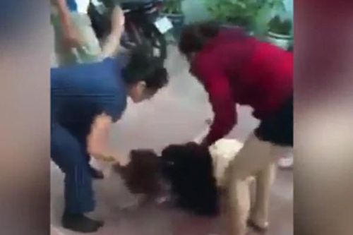 Mẹ chồng và con dâu đi đánh ghen bồ nhí của con trai