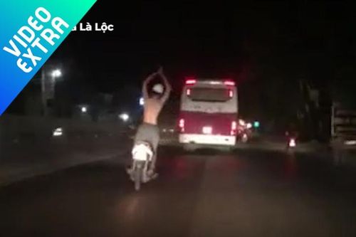 Thanh niên buông hai tay, 'múa ballet' ngay trên xe máy