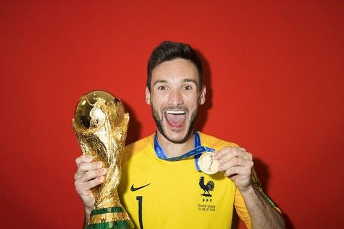 Pogba tạo dáng tinh nghịch cùng Tổng thống Macron trong lễ ăn mừng