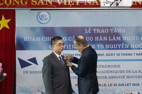Trao tặng Huân chương Cành cọ Hàn lâm cho PGS,TS Nguyễn Ngọc Điện