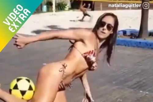 Hot girl nóng bỏng tâng bóng như Ronaldo trên bãi biển