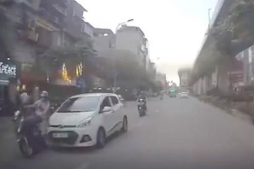 Xe ô tô điên tông hàng loạt xe trên phố vẫn cố tình bỏ chạy