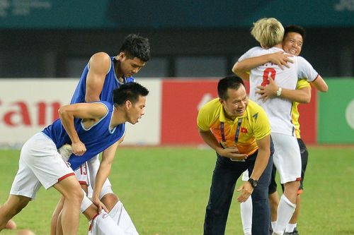 Quang Hải, Duy Mạnh đổ gục sau chiến thắng của Olympic Việt Nam
