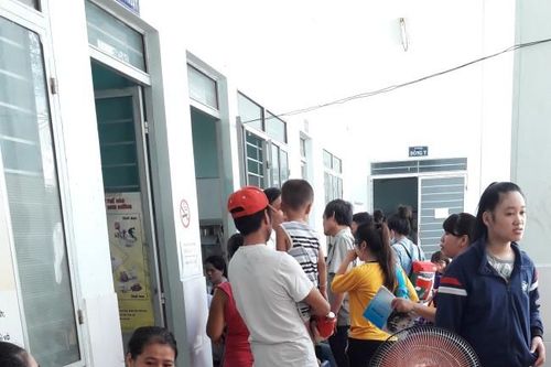 Phụ huynh nháo nhào vì hết sạch vắc- xin '5 trong 1' Quinvaxem