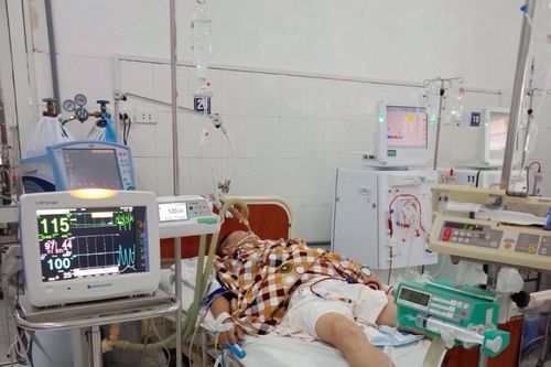 Nhiều bệnh nhân co giật, ngừng tim vì ngộ độc rượu