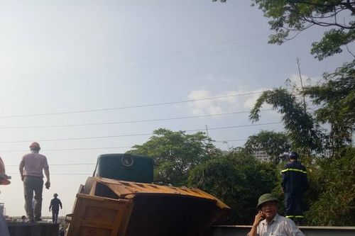 Nguyên nhân vụ tàu hỏa tông xe tải khiến 5 người bị thương