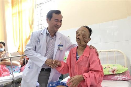 Phẫu thuật loại bỏ hai khối u thần kinh khổng lồ trên mặt nữ bệnh nhân