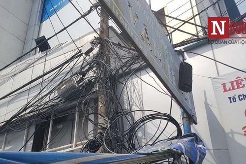 Hiểm họa 'mạng nhện' dây điện tại TP.HCM