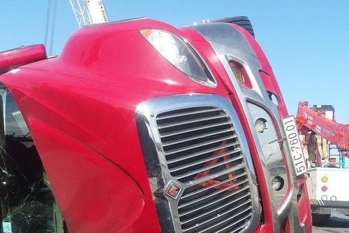 Xe container lật nghiêng khi chạy qua cung đường 'tử thần'