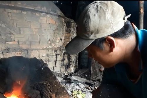 Nhọc nhằn nghề hầm than ở vùng đất Mũi Cà Mau