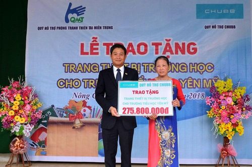 Chubb Life Việt Nam và Quỹ Chubb Charitable Foundation – International trao tặng thiết bị dạy và học