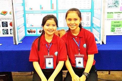 Hai nữ sinh mê dâu tây và sáng tạo vô cùng bất ngờ