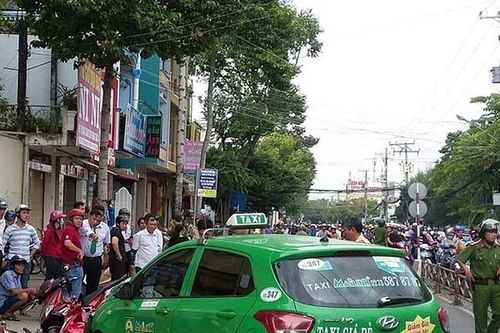 Đang đứng chờ đèn tín hiệu, hàng loạt xe máy bị taxi tông