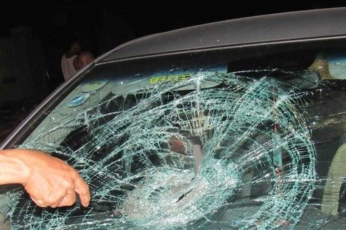 Tài xế xe tải đền hơn 30 triệu đồng vì xả rác ra đường