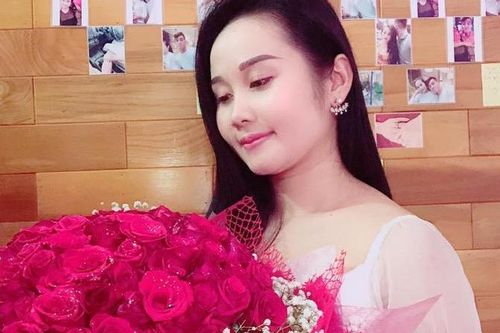 Cầu thủ Tiến Linh tặng trước quà 20/11 cho bạn gái giáo viên