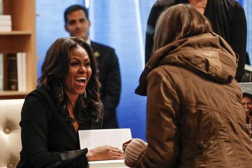 Cựu Đệ nhất phu nhân Mỹ Obama rầm rộ quảng bá tự truyện mới