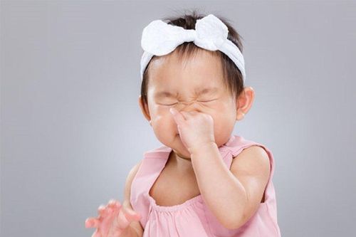 Chuyên gia nước ngoài chia sẻ cách giảm nghẹt mũi cho trẻ nhỏ mùa lạnh