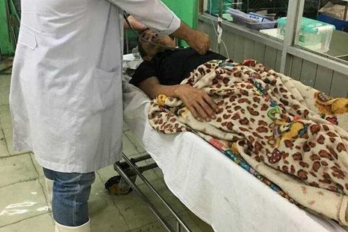 Sài Gòn ngập nặng, bác sĩ mang ủng bì bõm lội nước cấp cứu bệnh nhân