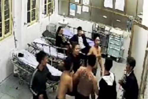 Nhóm côn đồ xăm trổ hành hung bệnh nhân ngay tại bệnh viện