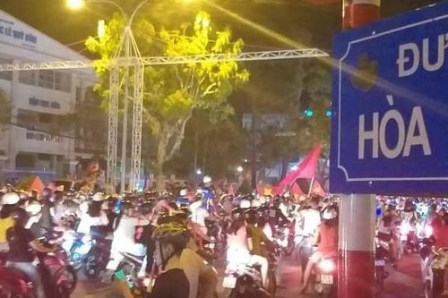 100 chiến sĩ vất vả phân làn cho CĐV xuống đường ăn mừng Việt Nam vào chung kết AFF Cup