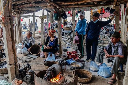 Độc đáo nghề rang ngũ cốc chợ Nủa