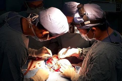 Bé gái 3 tuổi bị vỡ phình mạch não hiếm gặp