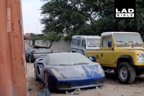 Lamborghini vứt chỏng chơ ở Dubai, bán xác chỉ 4.000 bảng Anh