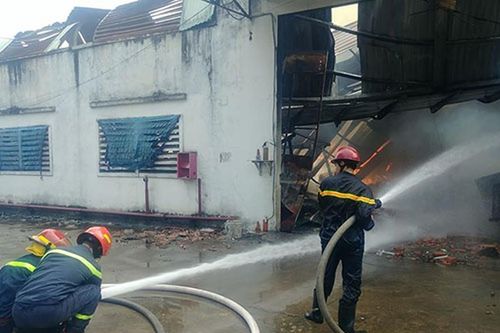 Bình Dương: Cháy công ty gỗ Lợi Oai, công nhân tháo chạy tán loạn