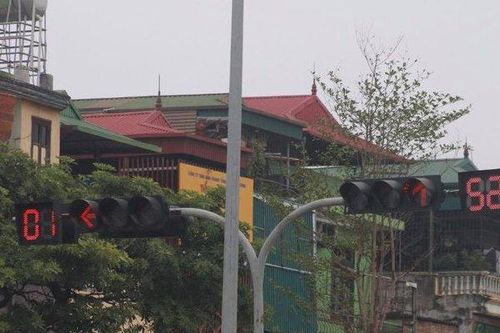 Hà Nội: Kinh hoàng đường QL5 kéo dài chi chít đèn đỏ nơi nhiều xe container đi qua