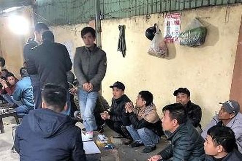 Sới bạc trên 200 triệu đồng sát phạt bằng…4 vỏ hạt dưa