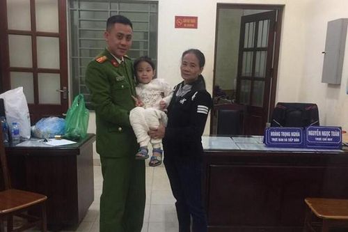 Hà Nội: Bé gái 6 tuổi đi lạc trong đêm giá rét