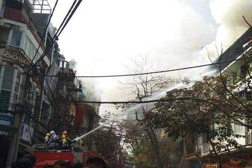 Hà Nội: Đốt vàng mã tiễn ông Công, ông Táo nhà phố cổ bốc cháy dữ dội