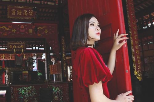 Lăng Ông Bà Chiểu ở Sài Gòn thu hút giới trẻ chụp ảnh ngày Tết