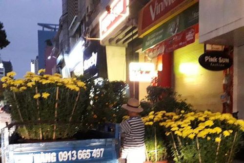 Hoa Tết bán 'xổ' tối 30 Tết
