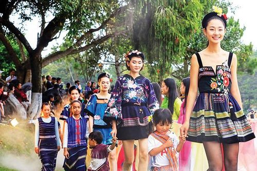 Thổ cẩm dưới núi Lu Mu