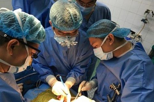 Cứu sống bé trai 2 tuổi vỡ dạ dày nguy kịch do tai nạn giao thông